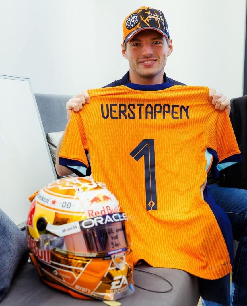 将战法国！F1车手维斯塔潘手持定制的荷兰1号球衣 为荷兰加油助威