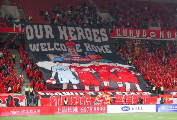 球迷展示海港国脚TIFO，颜骏凌：很感动，能为我们球迷踢球很荣幸